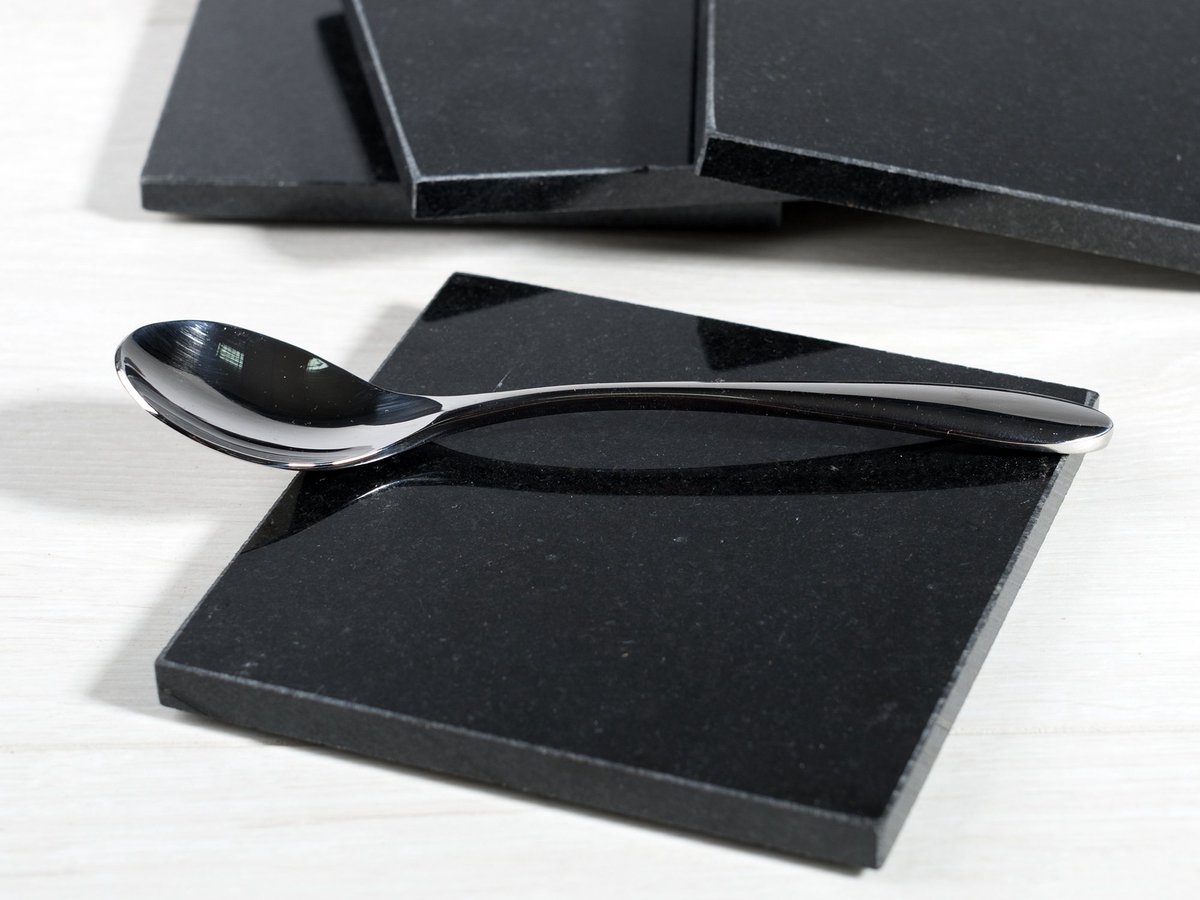 Unyqoos® Set van vier stijlvolle granieten onderzetters met kurk-onderkant