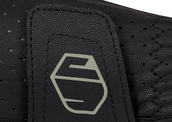 Detail van zwarte handschoen met Samshield logo en perforaties.