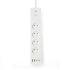 Witte, slanke stekkerdoos met vier stopcontacten en drie USB-poorten, staand in een studio-opstelling.