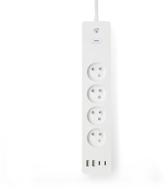 Witte, slanke stekkerdoos met vier stopcontacten en drie USB-poorten, staand in een studio-opstelling.