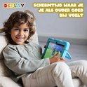 Jongetje met krullend haar zit in stoel, kijkt vrolijk naar blauwe tablet