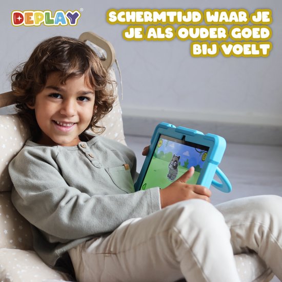 Jongetje met krullend haar zit in stoel, kijkt vrolijk naar blauwe tablet