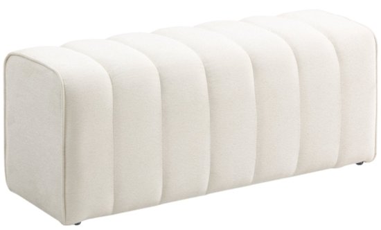 Crèmekleurige gestoffeerde bank met verticale ribbels.