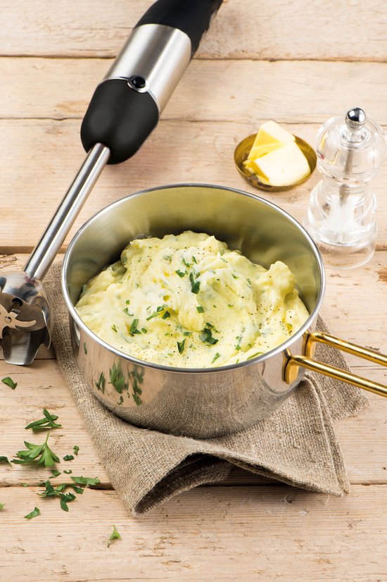 Fritel staafmixer naast een pot aardappelpuree met gesmolten boter en pepermolen.