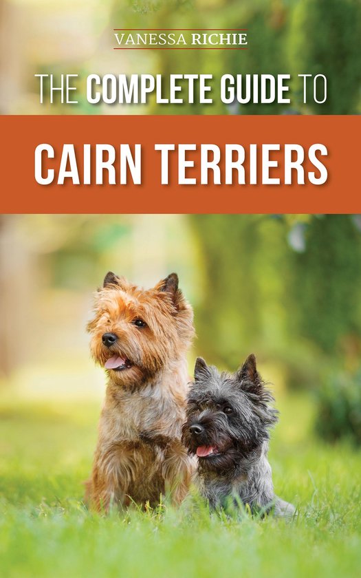 Twee cairn terriers, één lichtbruin en één donkergrijs, zitten in het gras. "The Complete Guide to Cairn Terriers" staat bovenaan.