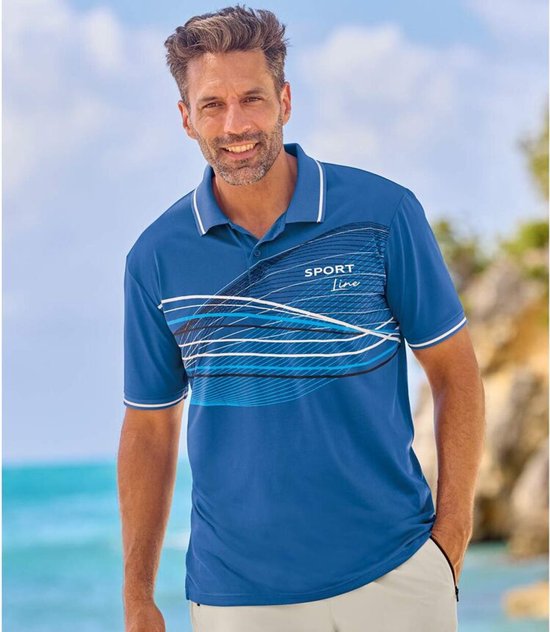 Man in blauw poloshirt met witte kraagrand en print van blauwe en witte lijnen op de borst.