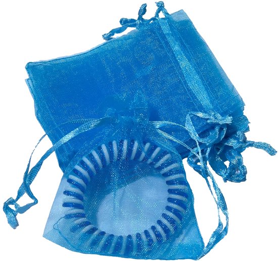 Meerdere blauwe organza zakjes, één met een blauw-wit gestreept spiraalarmbandje.
