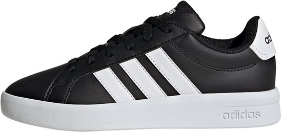 Zwarte Adidas sneaker met witte strepen en witte zool, studiofoto.