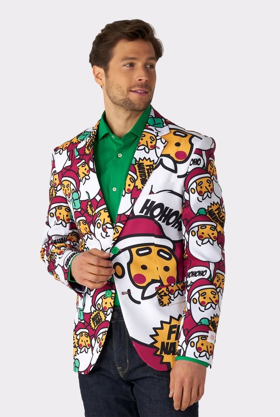 Een man draagt een wit kerstcolbert met een patroon van lachende kerstmannen, 'Ho ho ho' en 'Feliz Navidad' teksten in rood, geel en groen.