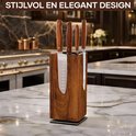 Stijlvol en elegant houten messenblok met vier messen, met houten handvatten, op een marmeren aanrecht.