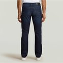 Donkerblauwe G-Star jeans, gedragen door een man. Zicht op de achterkant. G-Star Originals label zichtbaar.