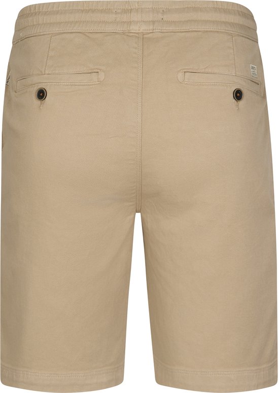 Achterkant van een beige chino short met twee knopen op de achterzakken en Petrol Industries label.