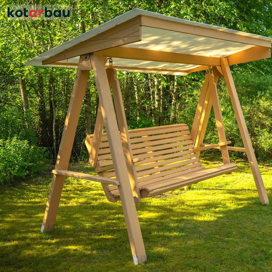 Houten schommelbank met een beige dak, staande in een groene tuin.