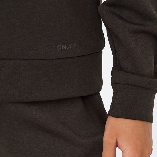 Detail van een donkerbruine hoodie met een subtiel reliëf logo 'ONLY PLAY' op de borst.