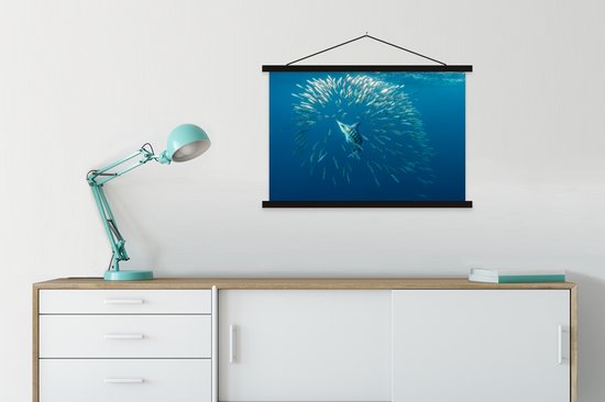 Marlin et un joint entre les sardines affiche textielposter lattes noires 90x60 cm - Tirage photo sur plaque scolaire (décoration murale salon / chambre)