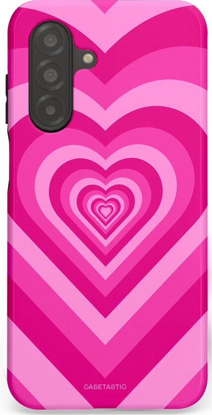 Telefoonhoesje met een roze hartjespatroon in verschillende tinten roze, met camera-uitsparing.