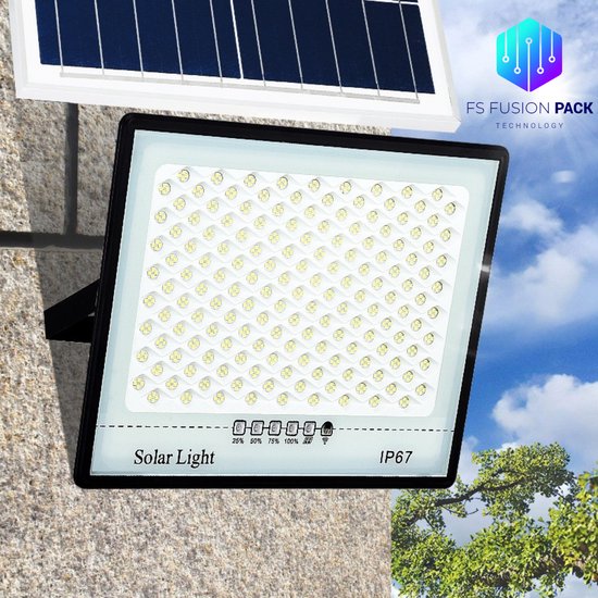 Solar LED schijnwerper op een stenen muur, met een zonnepaneel erboven.