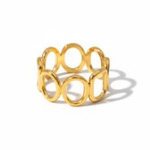 Goudkleurige ring met zeven open, verbonden schakels in ovale en vierkante vormen.