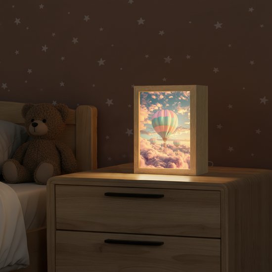 Nachtlampje 15x20 cm - Kinder lampje - Luchtballon - Dromen - Wolken - Lucht - Tafellamp kinderkamer - Slaapkamer lamp - Bedlamp kinderen - Kinderlampje stopcontact - Wandlamp babykamer - Nachtlampjes van DecoAction — afbeelding 2