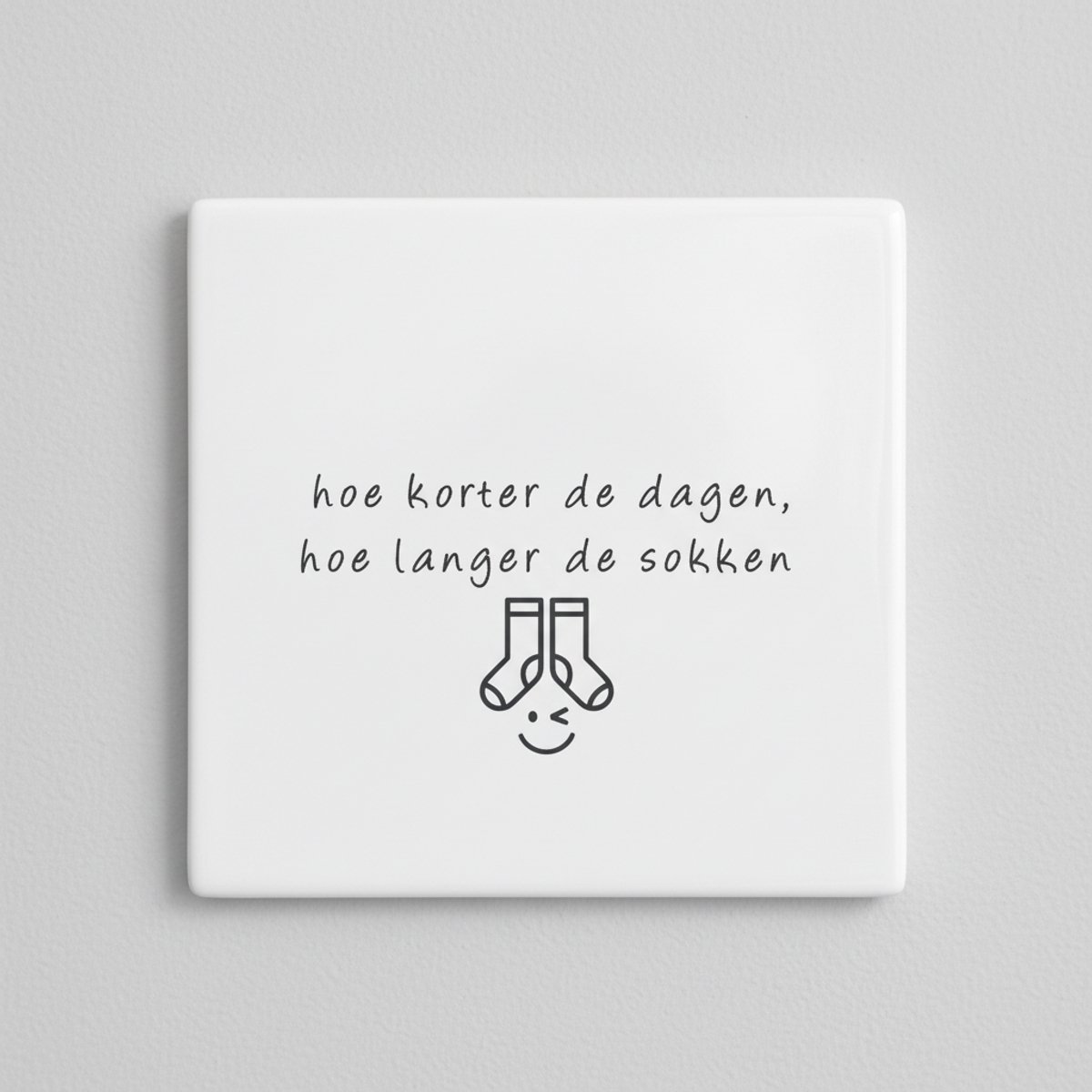Hoe Korter de Dagen, Hoe Langer de Sokken Keramische Tegel – Gezellige Winter Quote Wandde