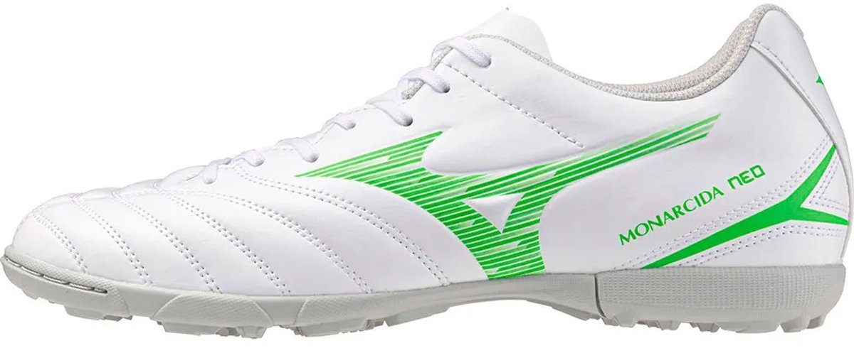 Witte Mizuno Monarcida Neo III Select As voetbalschoenen EU 41 met groene accenten en een brede pasvorm voor beginners.