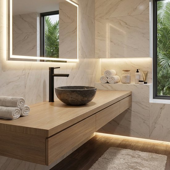 Baignoire en marbre avec robinet noir mat sur un meuble-lavabo en bois, avec miroir et plantes.