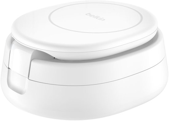 Witte, gesloten draadloze oplader, compact formaat, logo van Belkin op de deksel.