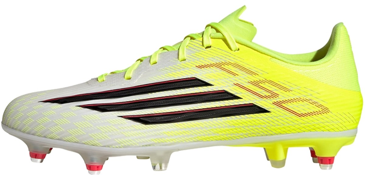 adidas F50 LEAGUE Soft Ground voetbalschoenen in felgeel met zwart en rood, ontworpen voor snelheid en precisie.