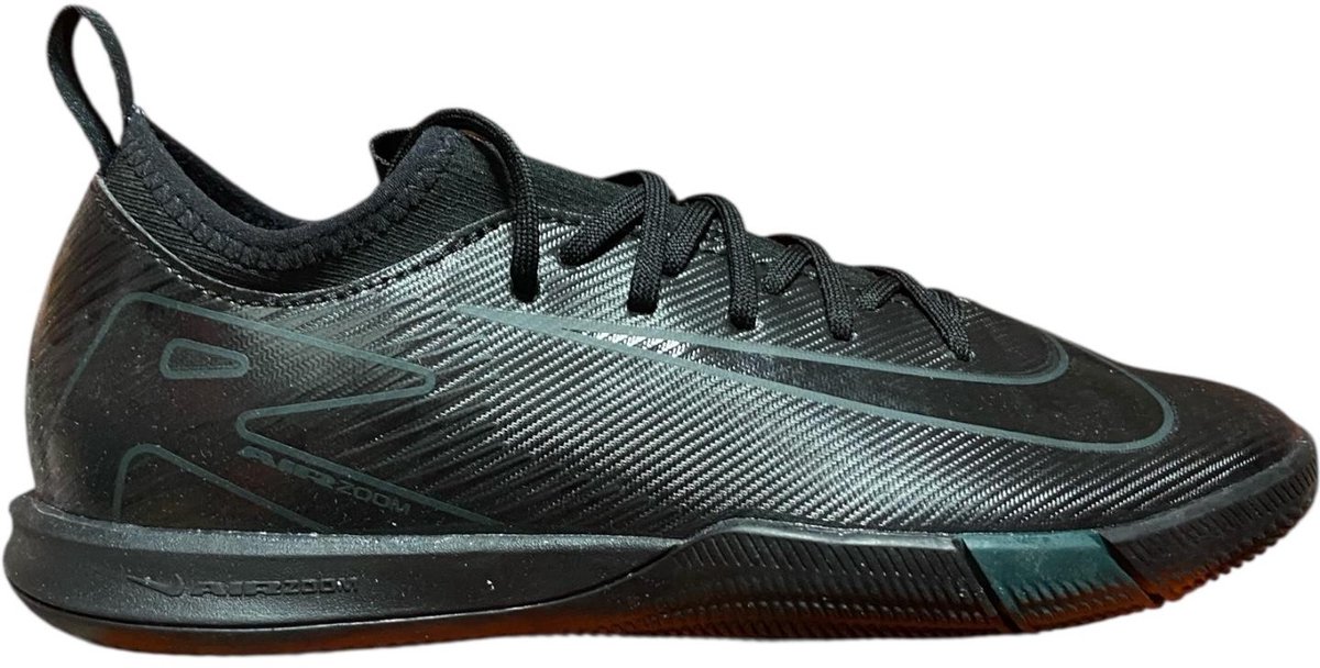 Zwarte JR ZOOM VAPOR 16 ACADEMY IC voetbalschoenen, maat 36.5, met gestroomlijnd ontwerp en gripzool.