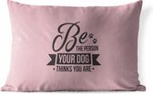 Buitenkussens - Tuin - Quote Be the person your dog thinks you are lichtroze wanddecoratie - 60x40 cm