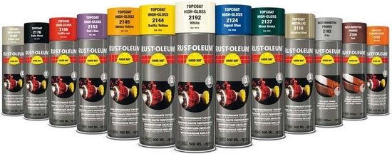 Een rij Rust-Oleum spuitbussen in verschillende kleuren, waaronder wit, rood, geel, groen en grijs, met het Hard Hat logo.