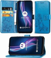 Voor Motorola One Fusion Plus Vierbladige gesp Reliëfsluiting Mobiele telefoonbescherming Leren tas met Lanyard & Card Slot & Wallet & Bracket-functie (blauw)