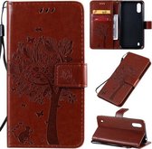 Voor Galaxy A01 Tree & Cat Pattern Pressed Printing Horizontale Flip PU lederen tas met houder & kaartsleuven & portemonnee & lanyard (bruin)