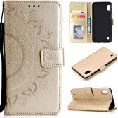 Voor Samsung Galaxy A10 Totem Bloem Reliëf Horizontale Flip TPU + PU Leren Case met Houder & Kaartsleuven & Portemonnee (Goud)