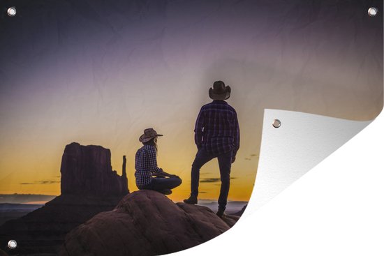 Tuinposters buiten Twee cowboys in een berggebied bij zonsondergang - 90x60 cm - Tuindoek - Buitenposter