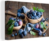 Présentoir coloré de prunes dans un bol en bois Toile 30x20 cm - petit - Tirage photo sur toile (Décoration murale salon / chambre)