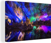 Canvas Schilderij Een kleurrijk licht op de rotsen van de Reed Flute grot - 90x60 cm - Wanddecoratie