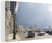 Canvas schilderij 150x100 cm - Wanddecoratie Onweerswolken naderen bij het zonnige Malecón in Havana in Cuba - Muurdecoratie woonkamer - Slaapkamer decoratie - Kamer accessoires - Schilderijen
