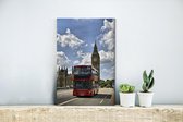 Canvas Schilderij Een rode bus midden in Londen - 20x30 cm - Wanddecoratie