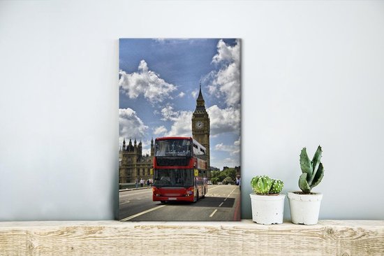 Een rode bus midden in Londen Canvas 80x120 cm - Foto print op Canvas schilderij (Wanddecoratie woonkamer / slaapkamer)