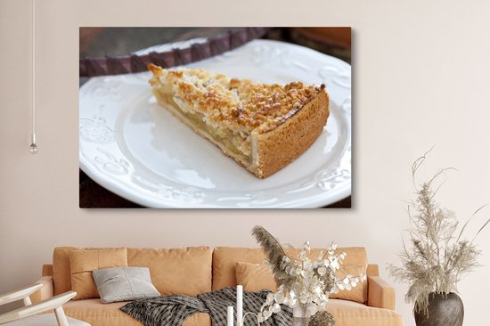Un morceau de tarte aux pommes avec des miettes servi sur une toile tableau blanc 180x120 cm - Tirage photo sur toile (Décoration murale salon / chambre) XXL / Groot format!