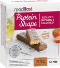 Modifast Protein Shape caramel smaak repen, 6 repen. Rijk aan eiwitten, koolhydraatarm. Twee repen op een witte ondergrond met een glas drank en aardbeien.