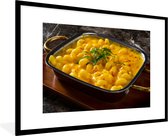 Fotolijst incl. Poster - Ovenschaal vol macaroni met kaas - 120x80 cm - Posterlijst