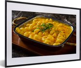 Fotolijst incl. Poster - Ovenschaal vol macaroni met kaas - 60x40 cm - Posterlijst