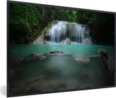 Fotolijst incl. Poster - Een waterval in het Nationaal park Erawan in Thailand - 30x20 cm - Posterlijst