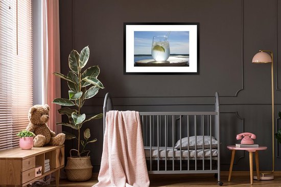 Cadre photo avec affiche - Un Gin tonic sur la mer bleue - 90x60 cm - Cadre pour affiche