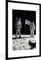 Photo en cadre - Cadre photo Deux voyageurs de l'espace sur la lune noir avec passe-partout blanc 60x90 60x90 cm - Affiche sous cadre (Décoration murale salon / chambre)