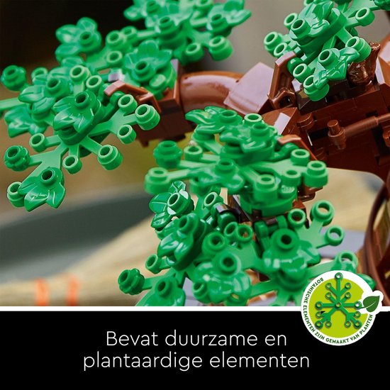 Close-up van groene LEGO bladeren van een Bonsaiboompje, met duurzame elementen.