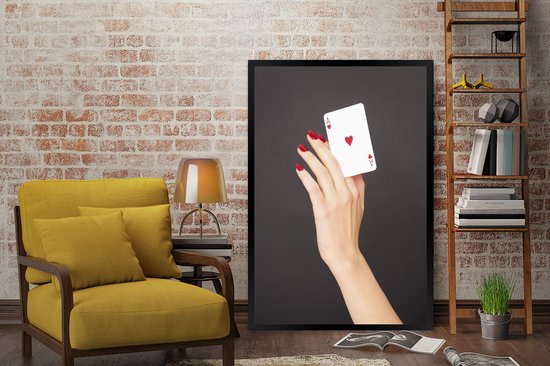 Photo encadrée - Femme tenant une carte à jouer cadre photo noir sans passe-partout 80x120 cm - Affiche sous cadre (Décoration murale salon / chambre)