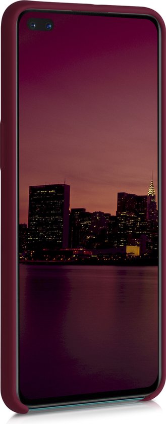 OnePlus Nord smartphone in een rabarberrood hoesje. Het scherm toont een stadsgezicht bij nacht.